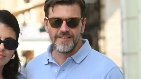 Portret glumca Amara Bukvića s naočalima za sunce i svijetlom polo majicom