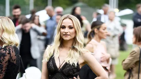 Portret pjevačice Pamela Ramljak u crnoj čipkastoj haljini