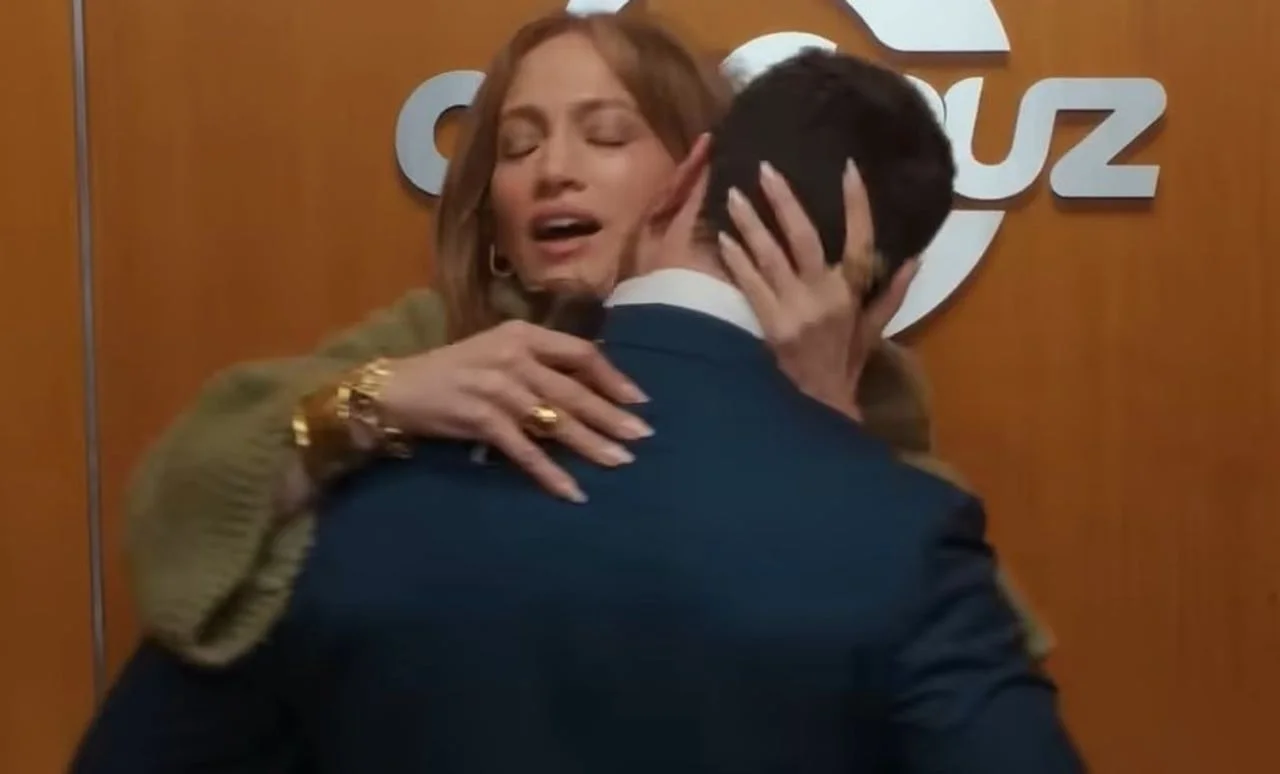 Jennifer Lopez grli muškarca u tamnom odijelu