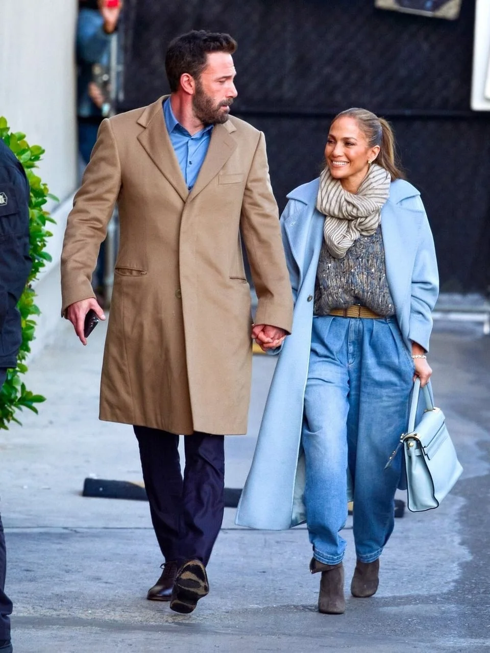 Ben Affleck i Jennifer Lopez drže se za ruke šetajući gradom