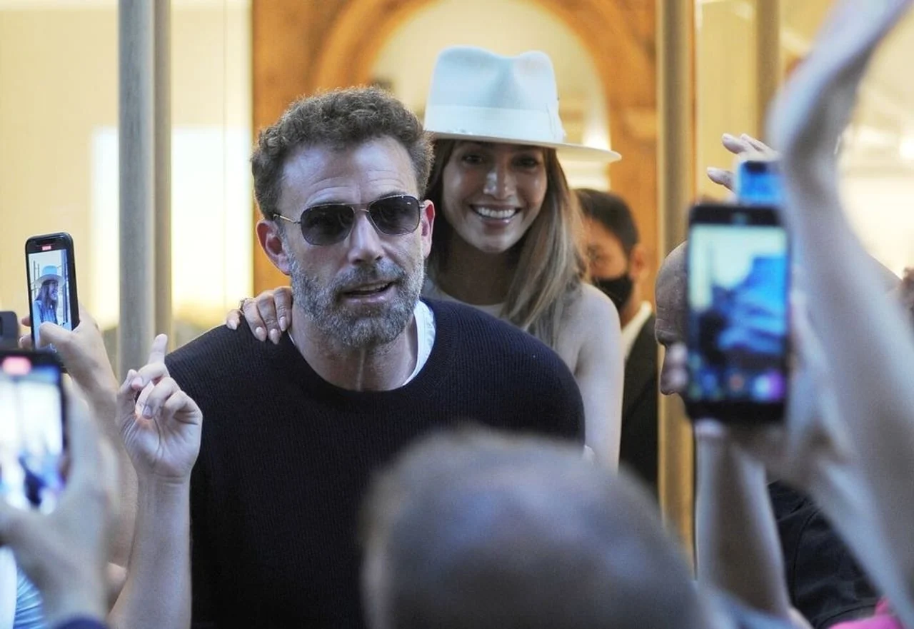 Jennifer Lopez i Ben Affleck okruženi obožavateljima s mobitelima