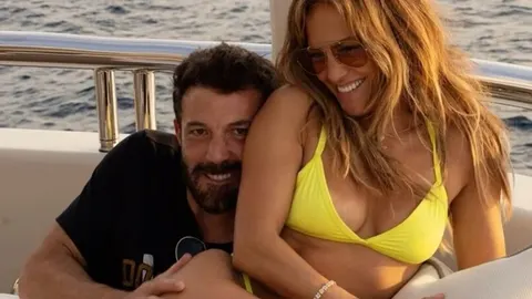 Jennifer Lopez i Ben Affleck nasmijani na jahti na moru