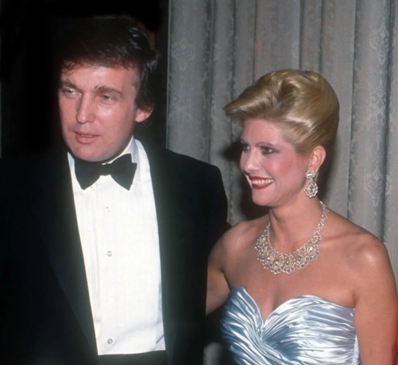 Donald Trump u smokingu i žena u srebrnoj haljini i nakitu