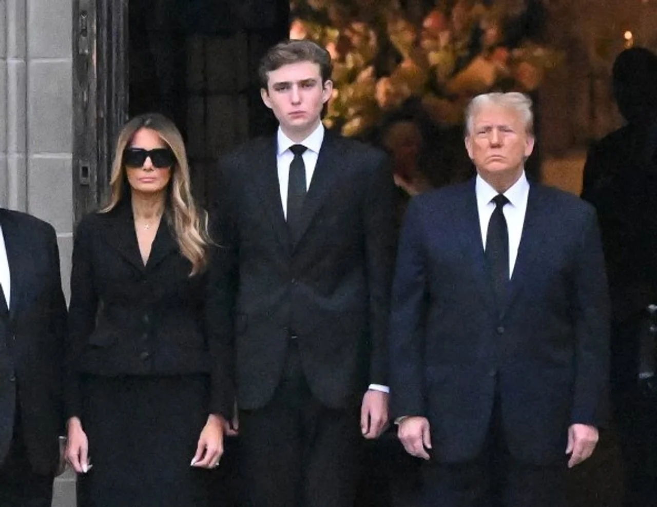 Donald Trump, Melania Trump i njihov sin Barron u crnim odelima