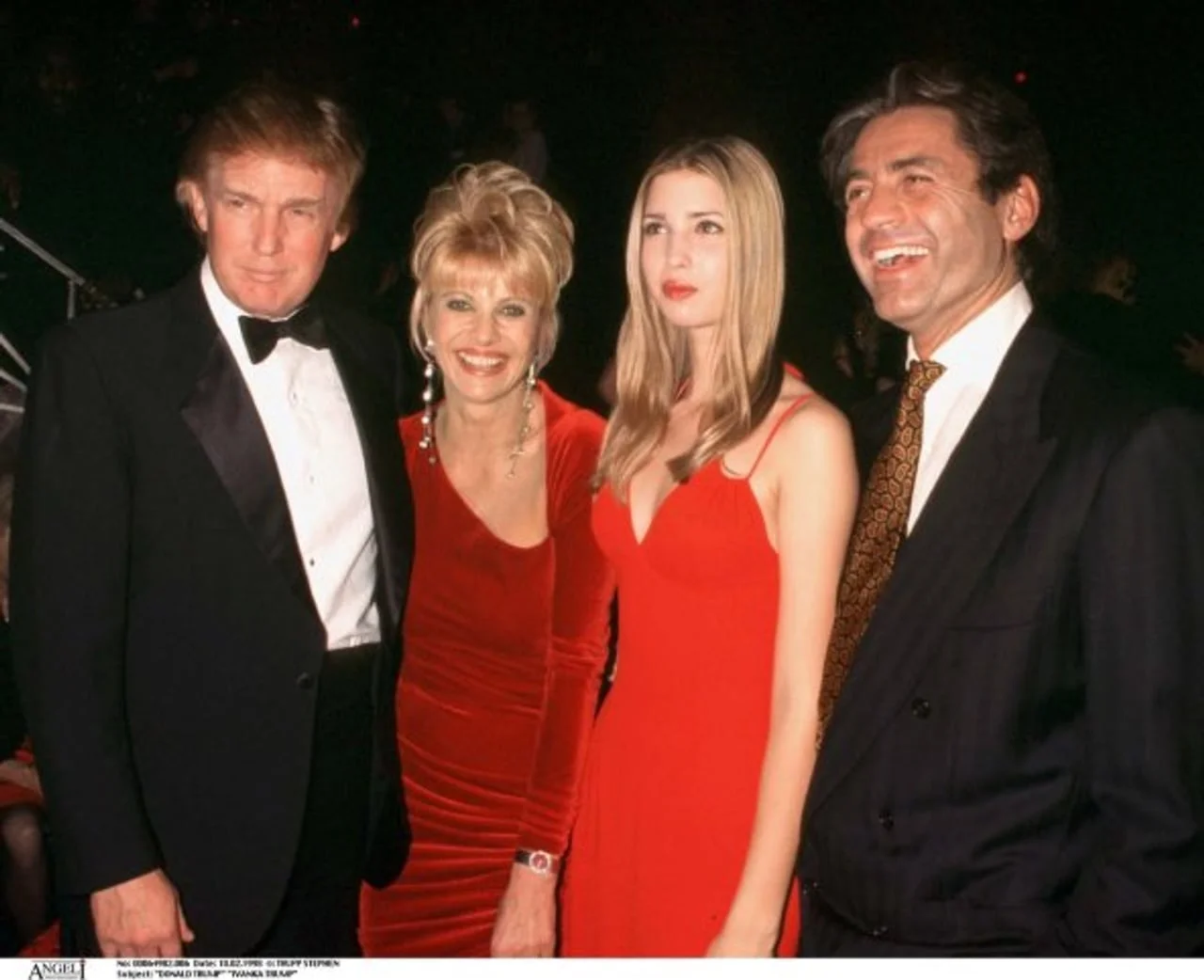 Donald Trump, Ivana, Ivanka i muškarac u crnim odelima