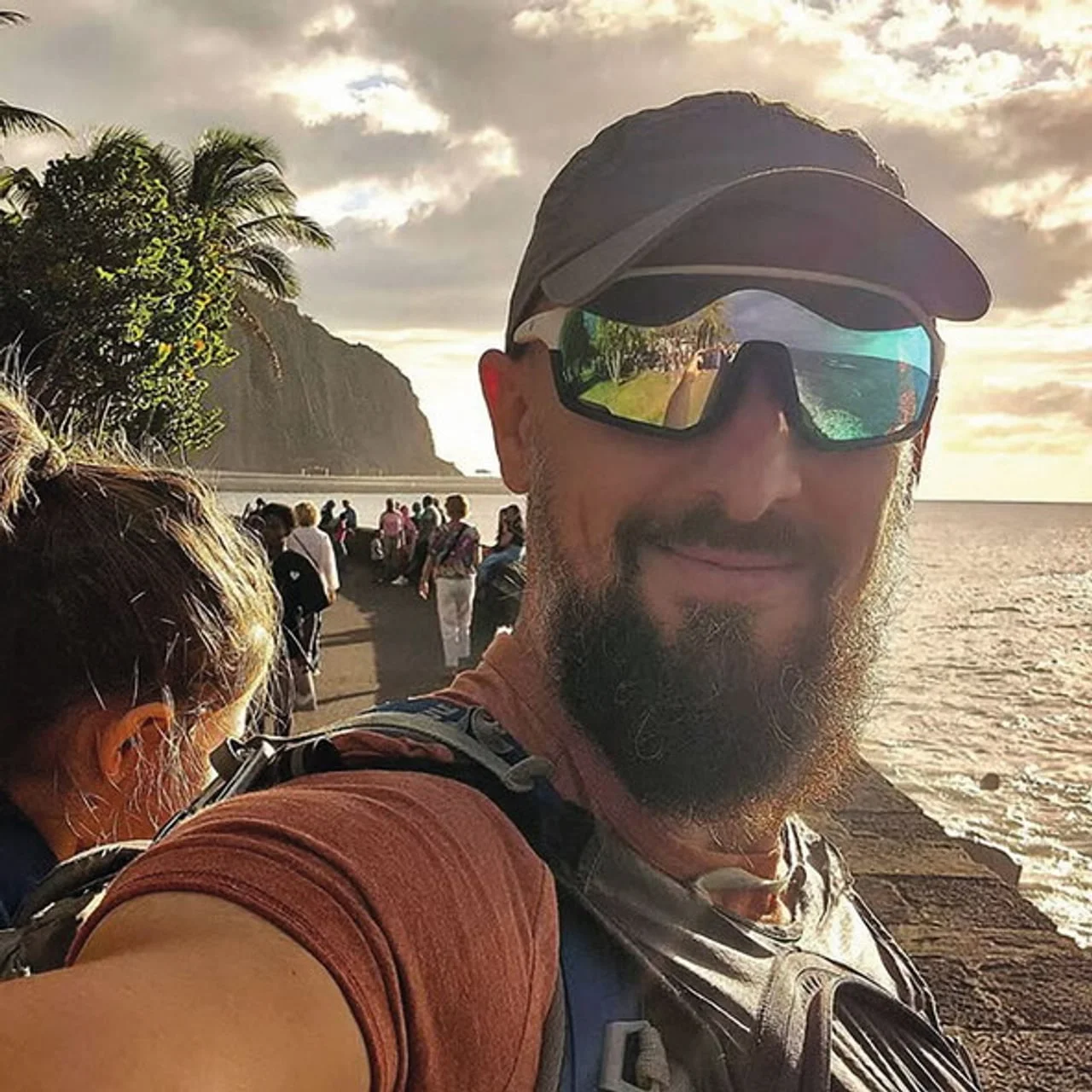 Selfie muškarca s bradom i sunčanim naočalama na obali mora