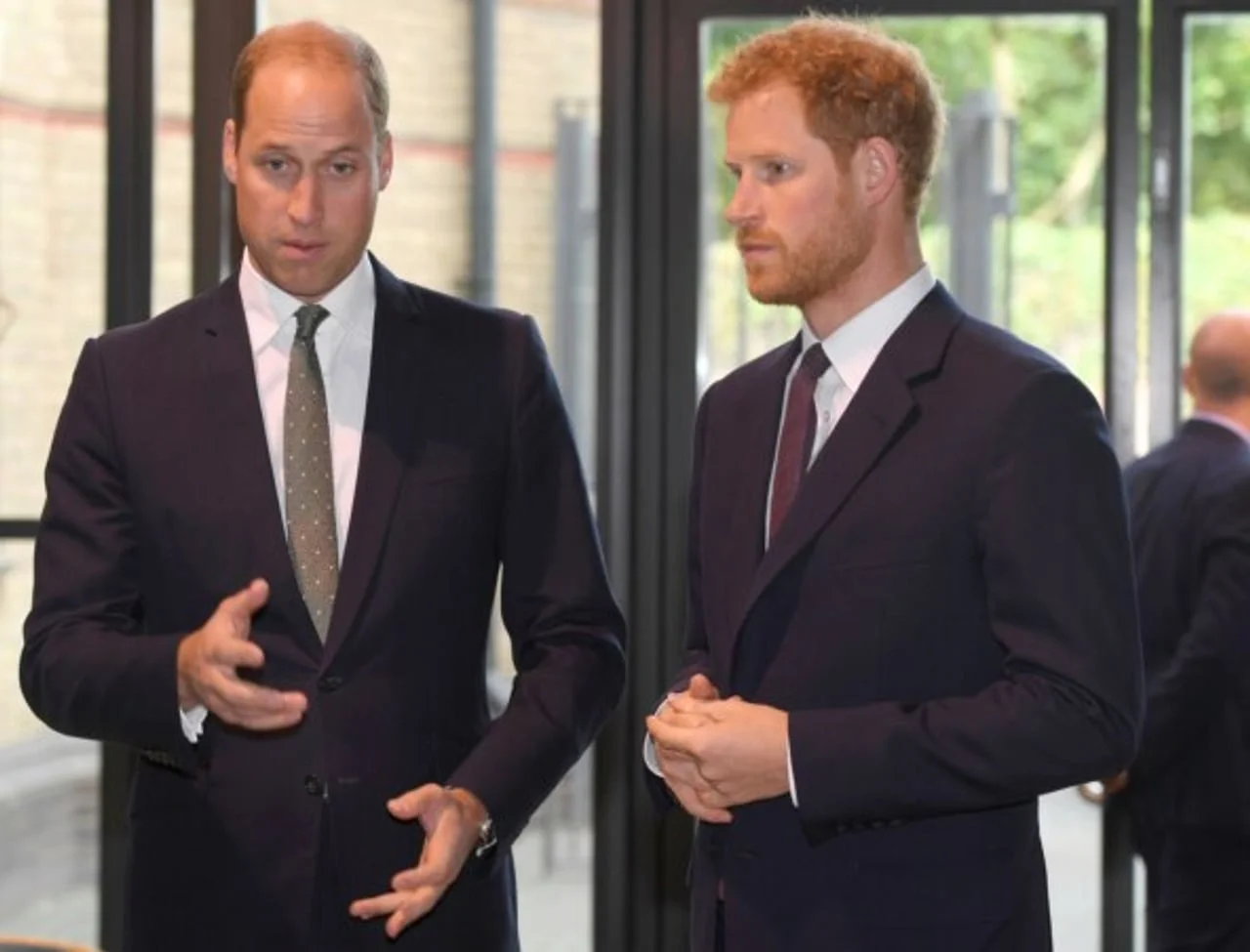 Princ William i princ Harry u tamnim odelima