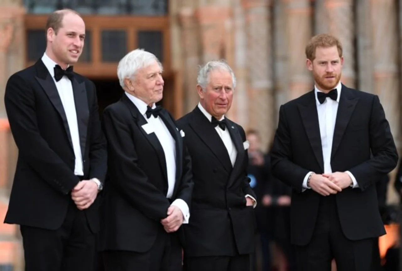 Kralj Charles, princ William i princ Harry u svečanim odelima