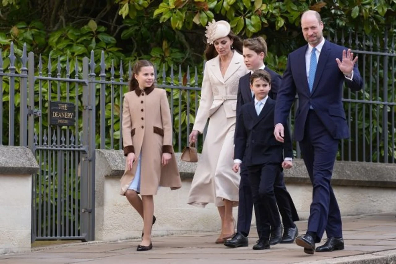 Princ William, Kate i njihova djeca šetaju ispred ograde