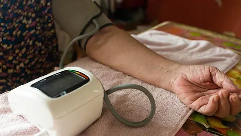 Digitalni uređaj za mjerenje tlaka na ruci starije osobe