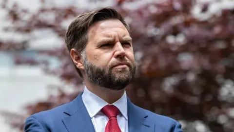 Portret JD Vancea u plavom odelu i crvenoj kravati