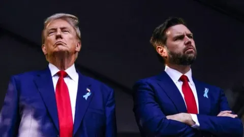 Donald Trump i Benjamin Netanyahu u plavim odelima s crvenim kravatama