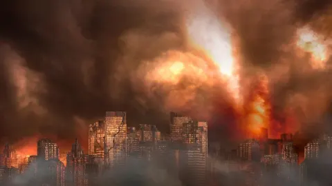 Dramatičan prikaz uništenog grada pod vatrenim nebom i gustim dimom.