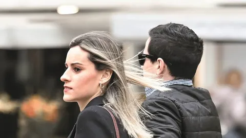 Profil žene s plavim kosama i muškarac u crnoj jakni na ulici