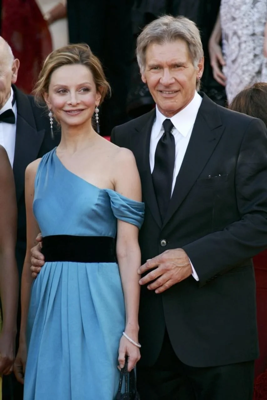 Harrison Ford u crnom odelu i Calista Flockhart u plavoj haljini