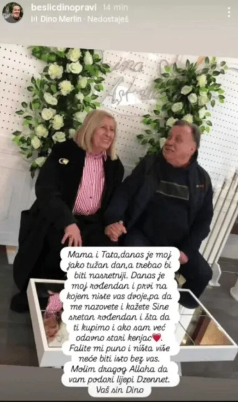 Fotografija nasmijanog para pored bijelih cvijeća