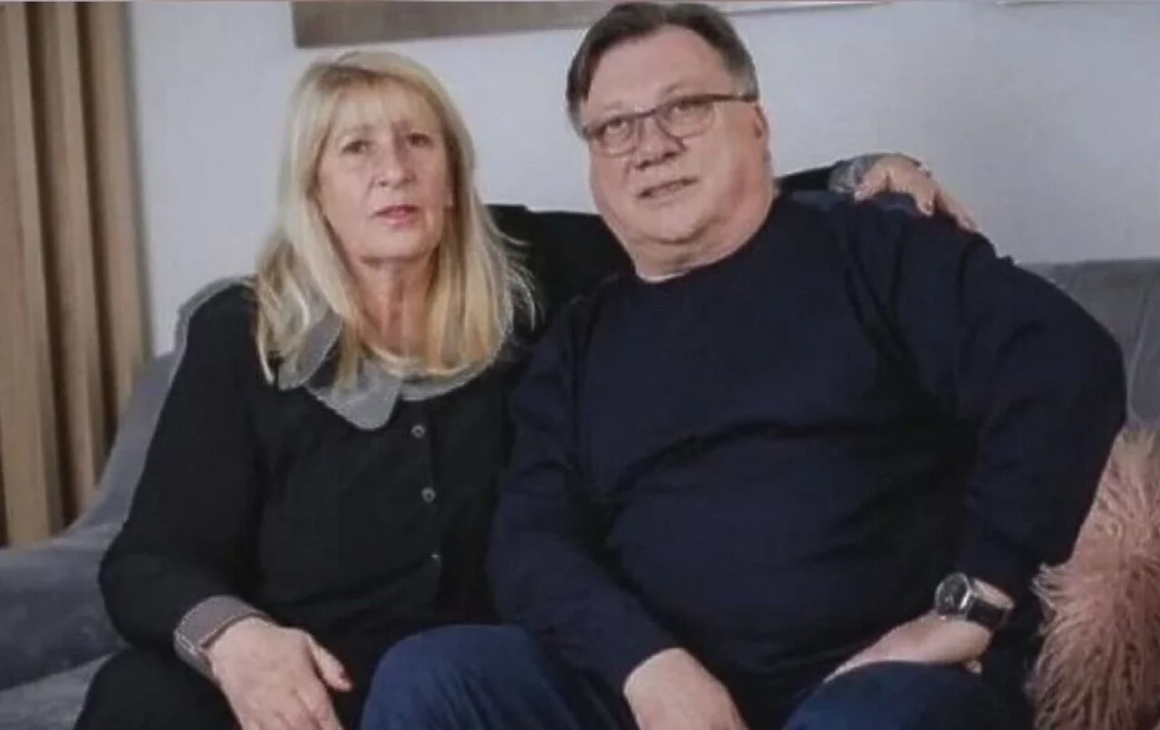 Muškarac i žena sjede zajedno na sivi kauču
