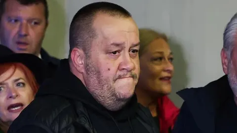 Tužan muškarac s kratkom kosom i bradom u crnoj jakni