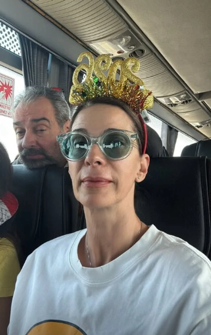 Selfie Bojane Gregorić Vejzović u sunčanim naočalama s dekorativnim povezom na glavi
