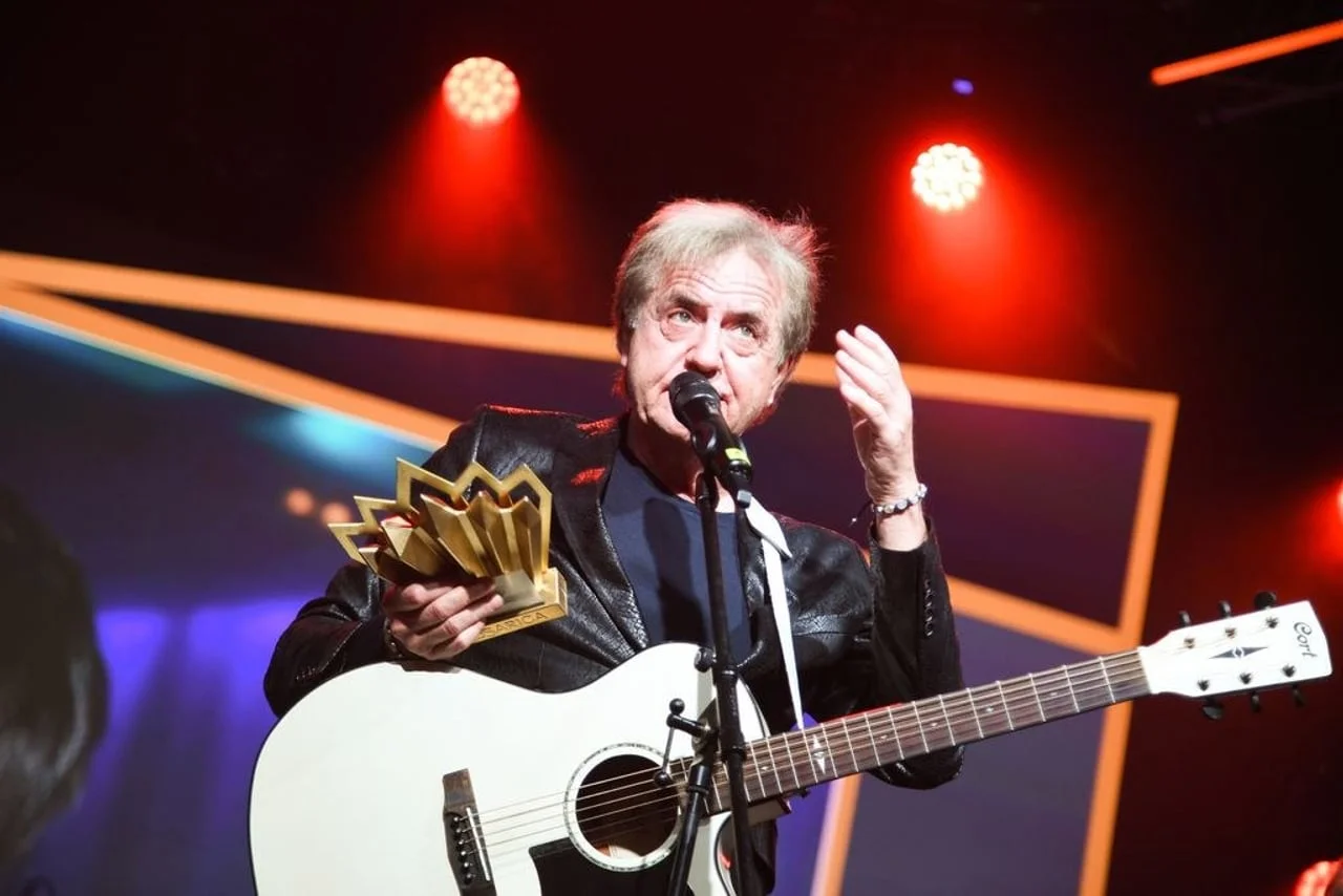Neno Ninčević s gitarom i nagradom u ruci na sceni