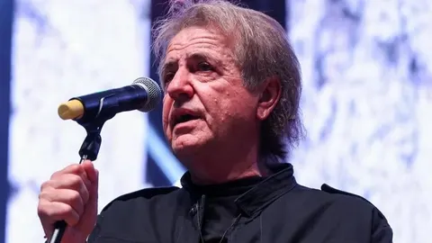 Portret Nene Ninčevića kako pjeva u mikrofon na pozornici