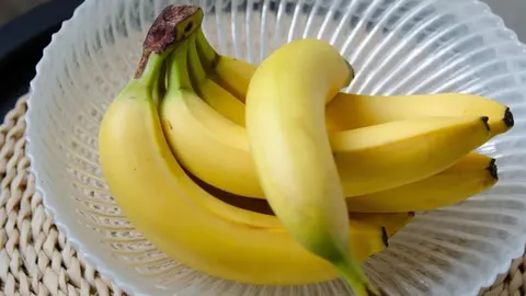 Zrele žute banane u prozirnoj staklenoj zdjeli