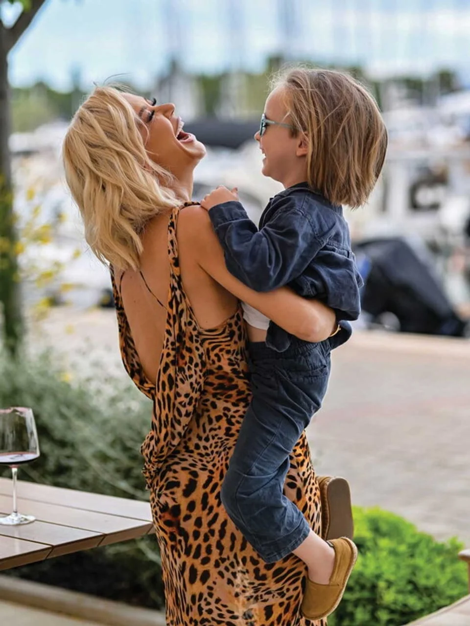 Maja Šuput u haljini s leopard printom grli svog sina