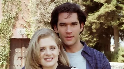 Mlada Erika Buenfil i njezin partner na staroj fotografiji
