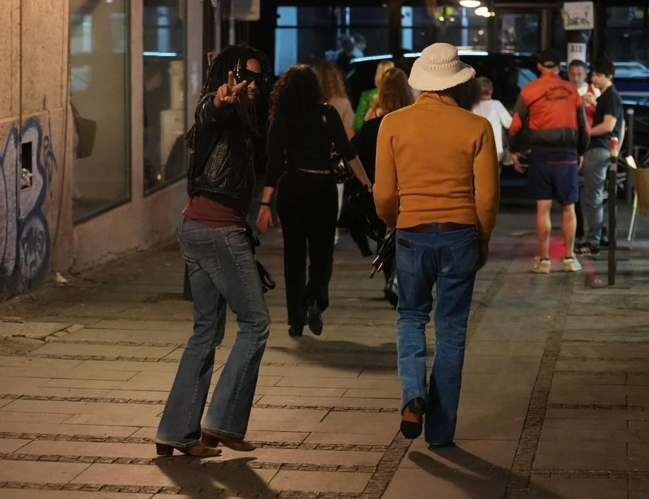 Lenny Kravitz u trapericama i kožnoj jakni na trotoaru