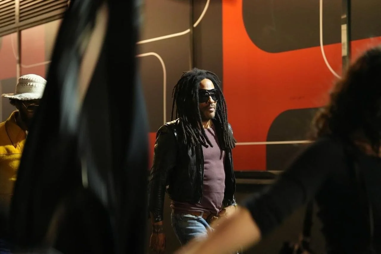 Portret Lennyja Kravitza s dreadlocksima i crnim naočalama