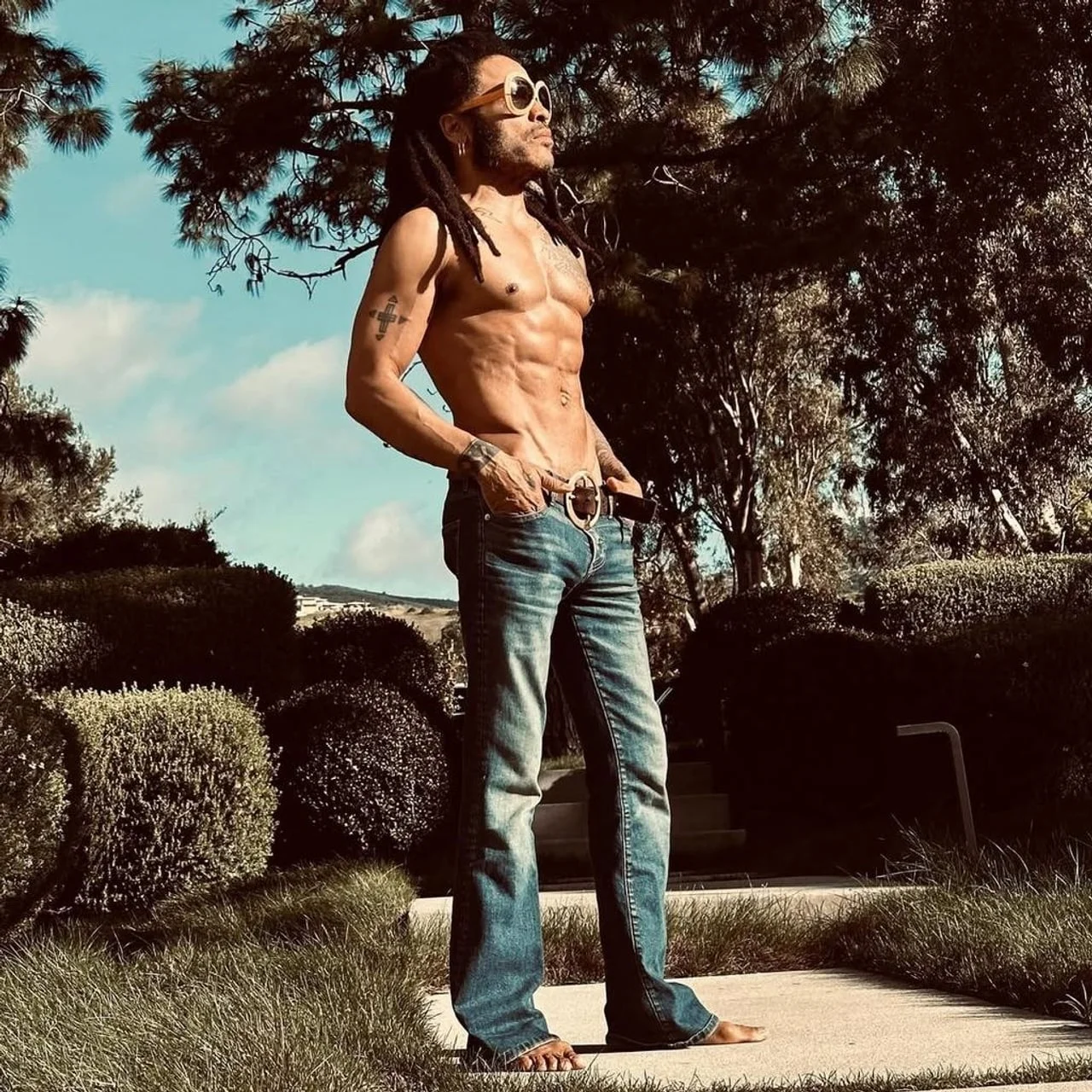 Lenny Kravitz bez majice u trapericama u vrtu