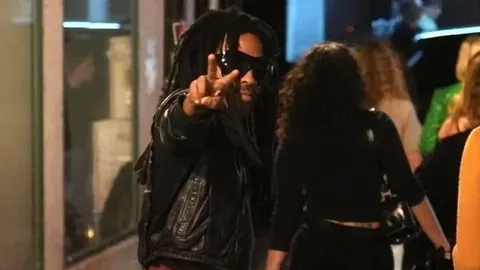 Lenny Kravitz u crnoj kožnoj jakni i sunčanim naočalima