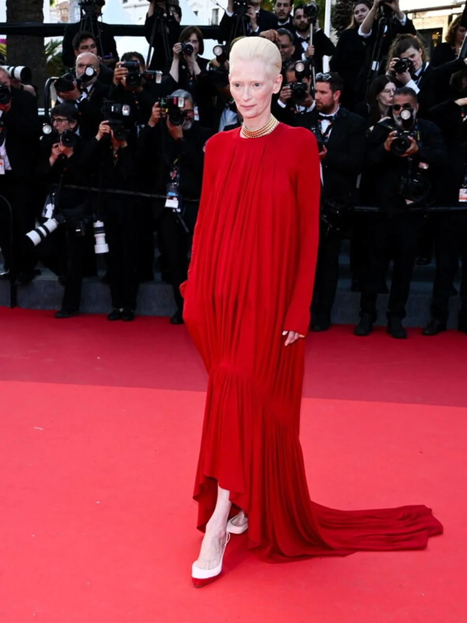 Tilda Swinton u dugačkoj crvenoj haljini na crvenom tepihu