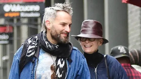 Tilda Swinton i partner u opuštenoj odjeći šetaju gradom