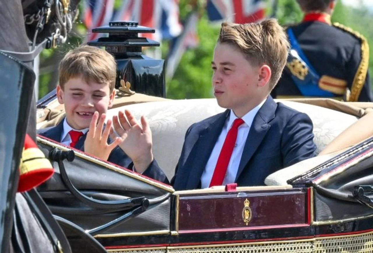 Princ George i princ Louis u kočiji, Louis maše rukom