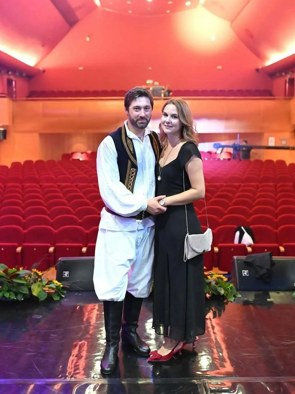 Marko Vukes u narodnoj nošnji i Nevena Vukes u crnoj haljini na pozornici kazališta.