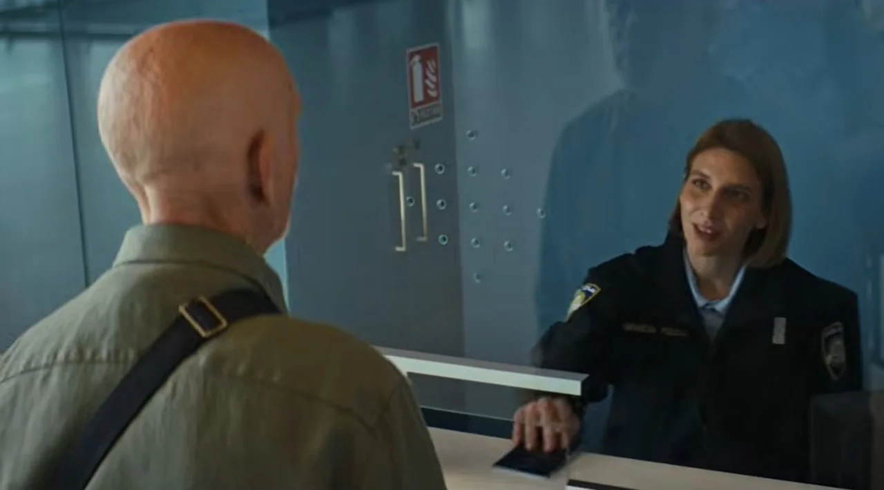 Glumica u uniformi policije razgovara s ćelavim muškarcem