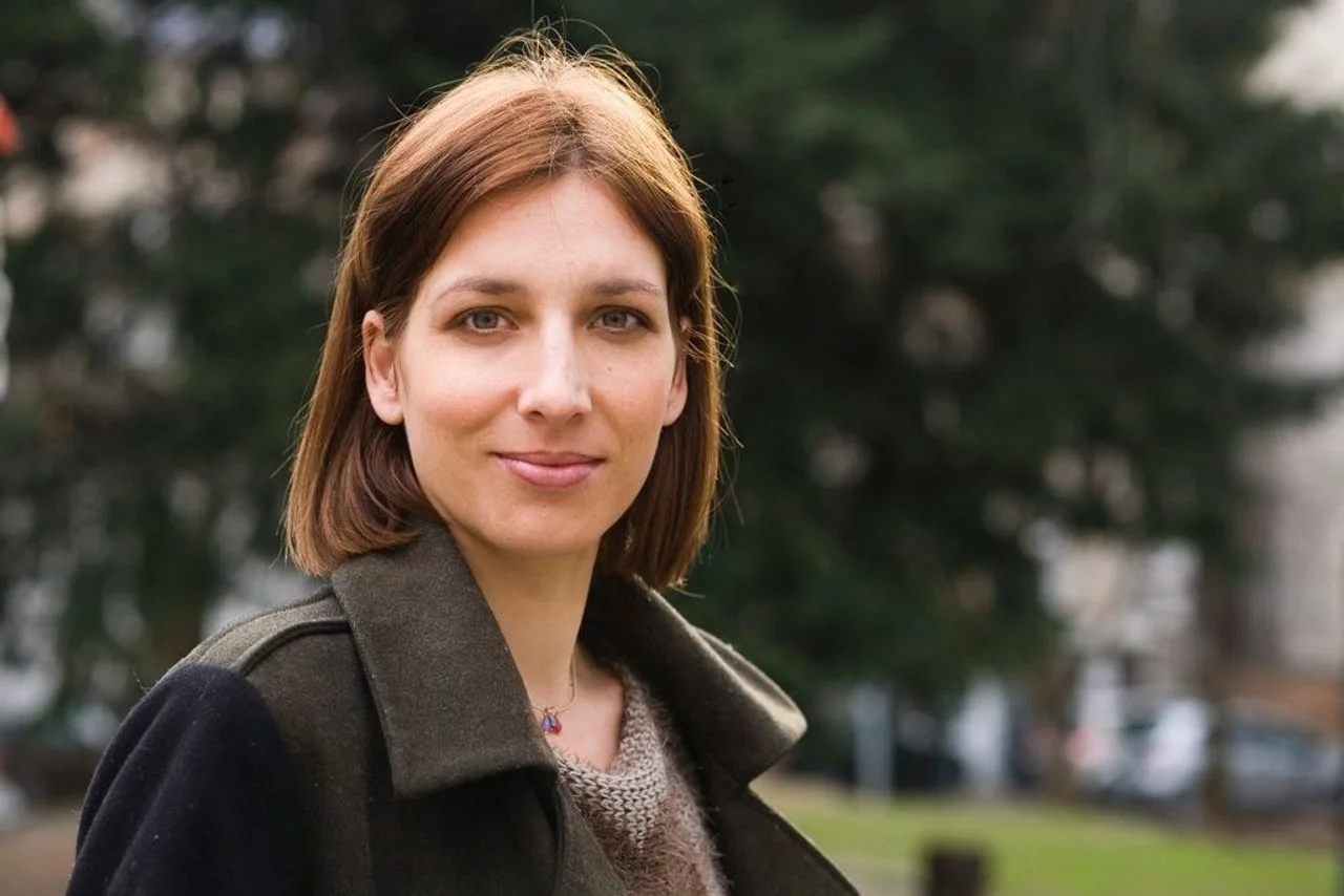 Portret glumice Dijane Vidušin u tamnozelenom kaputu
