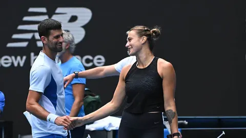 Novak Đoković i Arina Sabalenka rukuju se na teniskom terenu