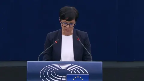 Marta Kos stoji za govornicom s logotipom Europske unije