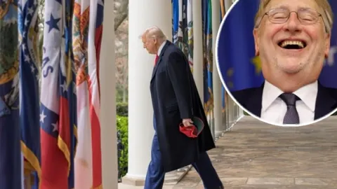Donald Trump hoda pored američkih zastava uz portret Bernda Langea