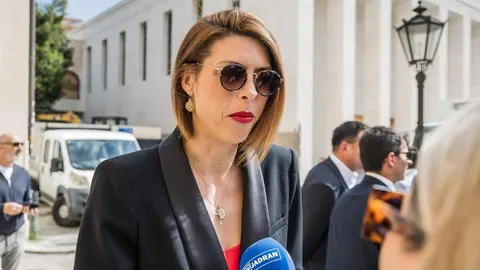 Blanka Vlašić u crnom saku i sunčanim naočalama daje izjavu