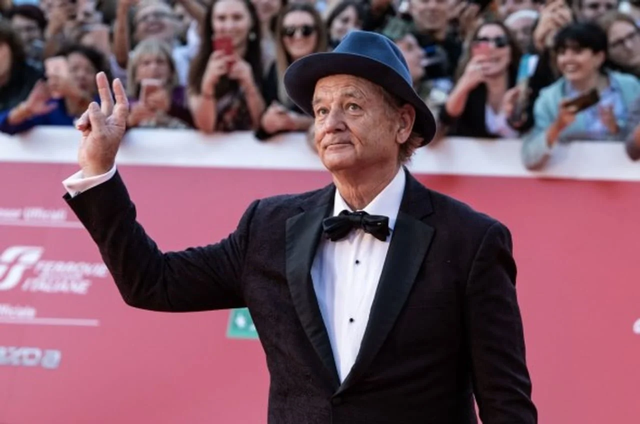 Bill Murray u crnom smokingu i šeširu pozdravlja publiku