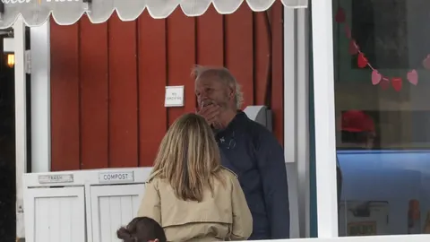 Bill Murray u razgovoru s ženom ispred crvene zgrade