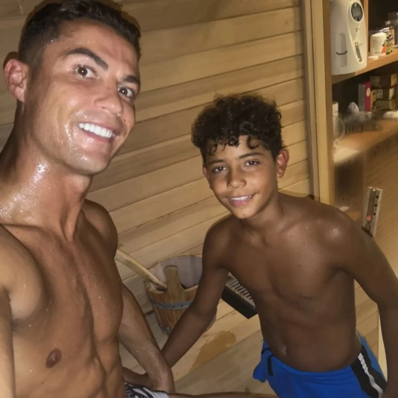 Selfie Cristiana Ronalda i njegovog sina u sauni
