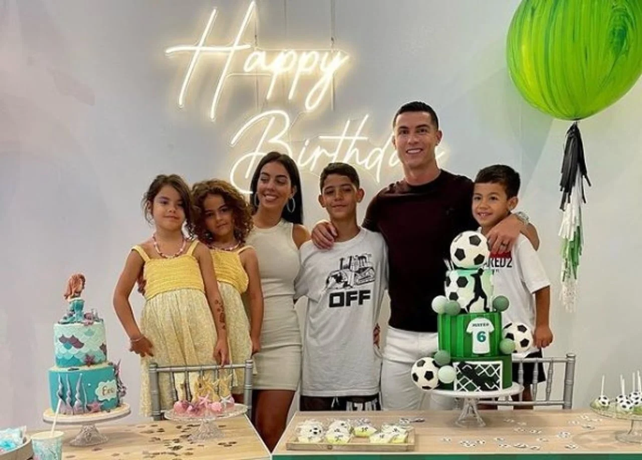 Obitelj Ronalda uz tortu s nogometnim loptama