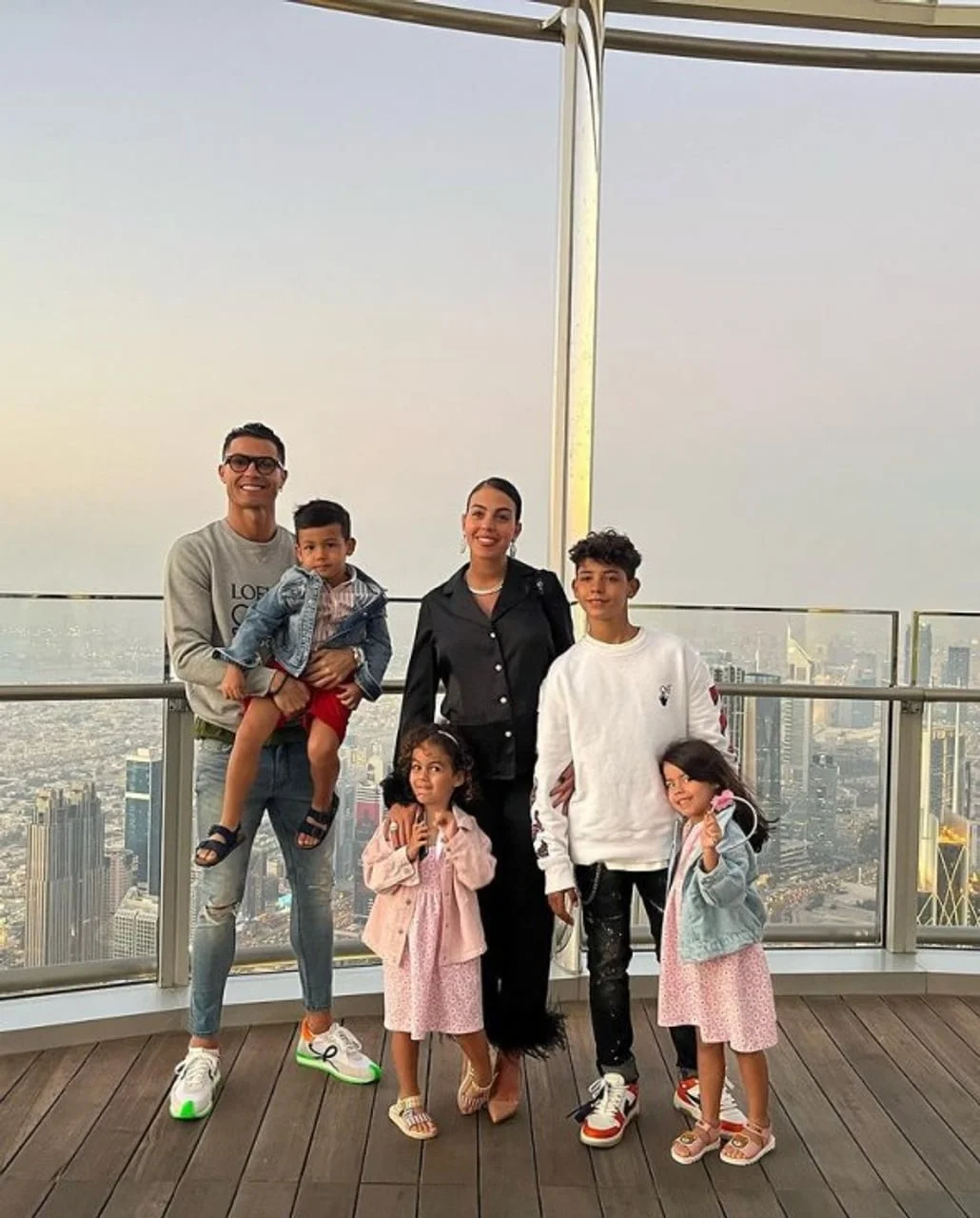 Cristiano Ronaldo, partnerica i djeca na terasi s pogledom na grad