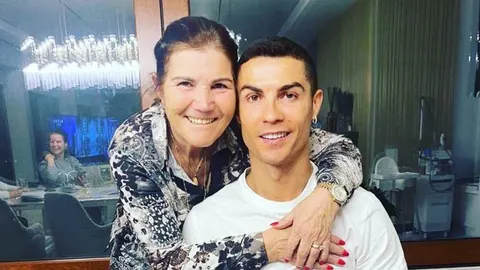 Cristiano Ronaldo i njegova majka nasmijani u zagrljaju