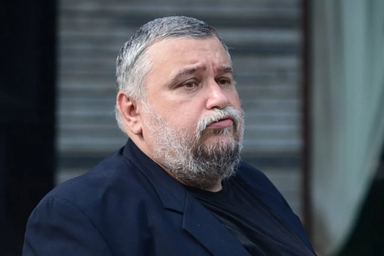 Portret muškarca s sijedom bradom u tamnom saku