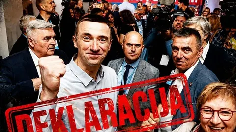 Grupa političara u mnoštvu ljudi s crvenim natpisom Deklaracija